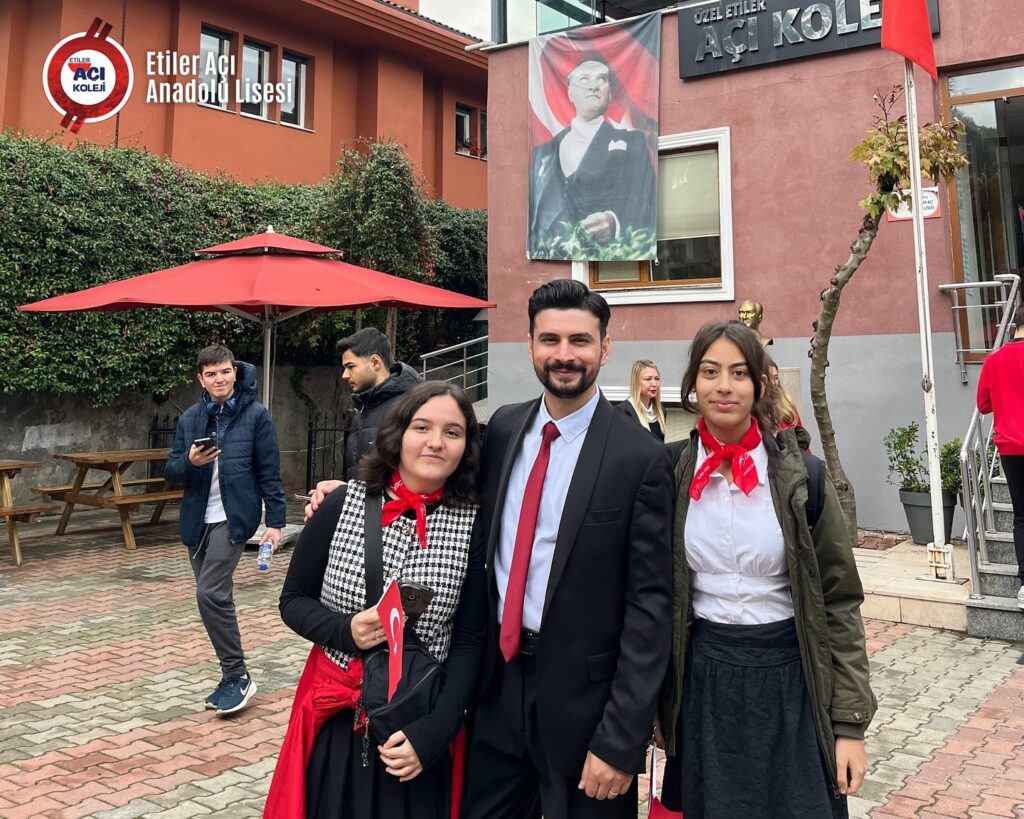 Instagram post from etileraci. This post is in position 4.