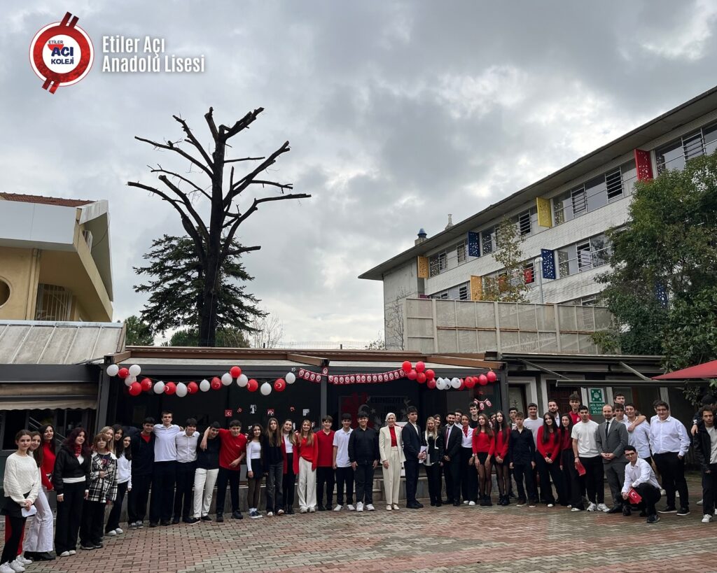 Instagram post from etileraci. This post is in position 8.