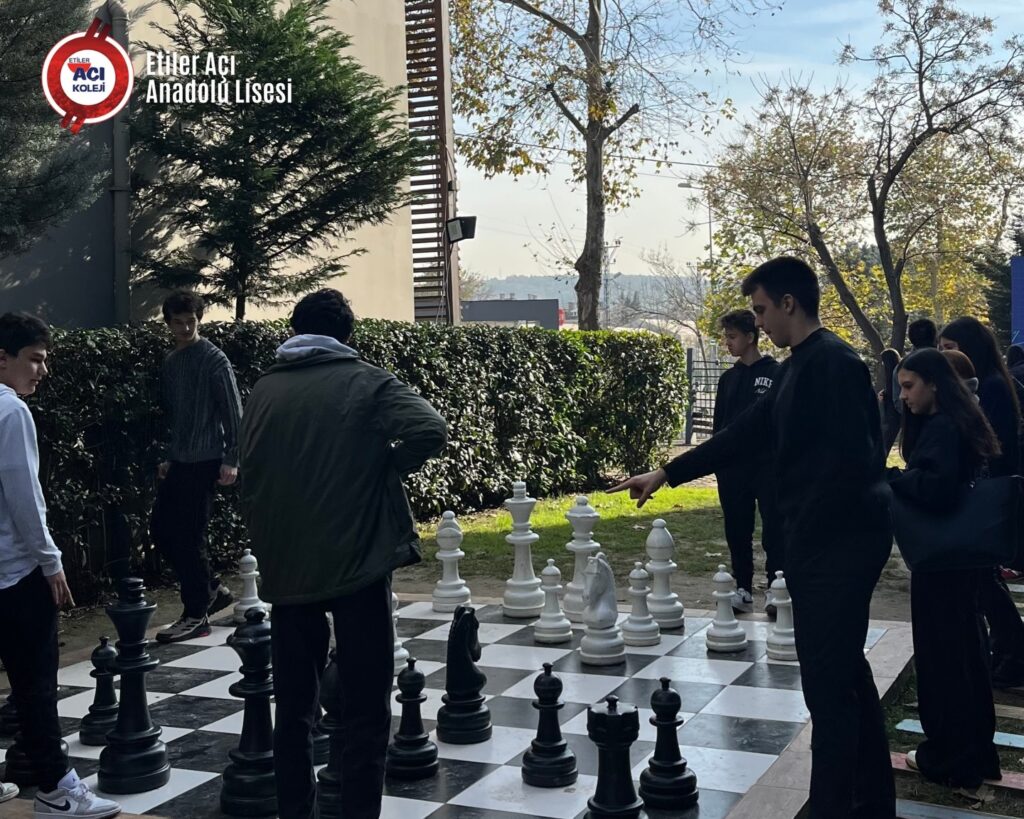 Instagram post from etileraci. This post is in position 8.