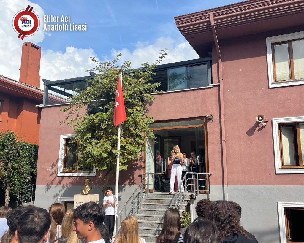 Instagram post from etileraci. This post is in position 2.