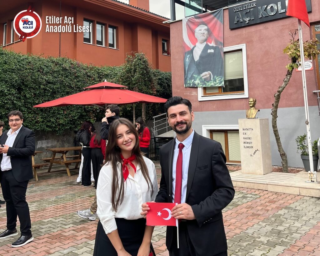 Instagram post from etileraci. This post is in position 5.